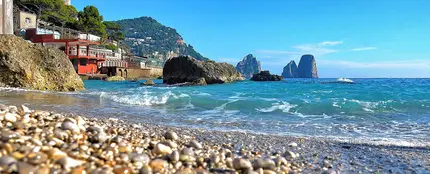 Vista de una playa en la isla de Capri, al sur de Nápoles. Vista de una playa en la isla de Capri, al sur de Nápoles.