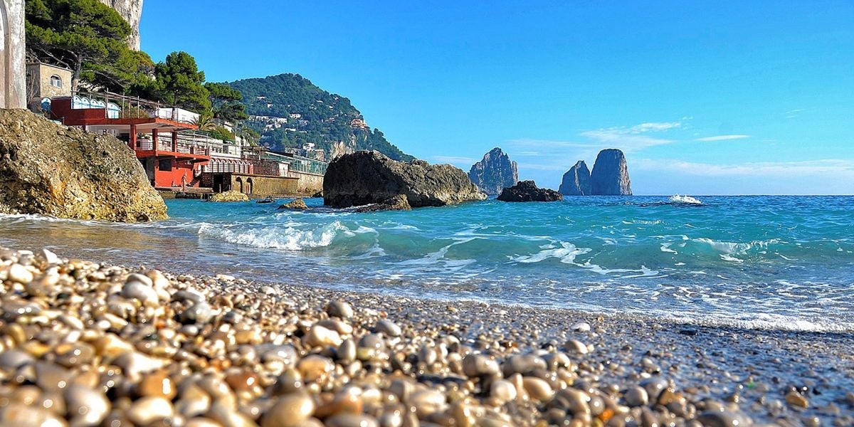 Vista de una playa en la isla de Capri, al sur de Nápoles.