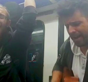 Pablo López sorprende en el Metro de Madrid con una improvisada actuación junto a Andrés Martín Pablo López sorprende en el Metro de Madrid con una improvisada actuación junto a Andrés Martín