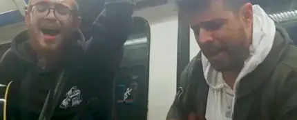Pablo López sorprende en el Metro de Madrid con una improvisada actuación junto a Andrés Martín Pablo López sorprende en el Metro de Madrid con una improvisada actuación junto a Andrés Martín