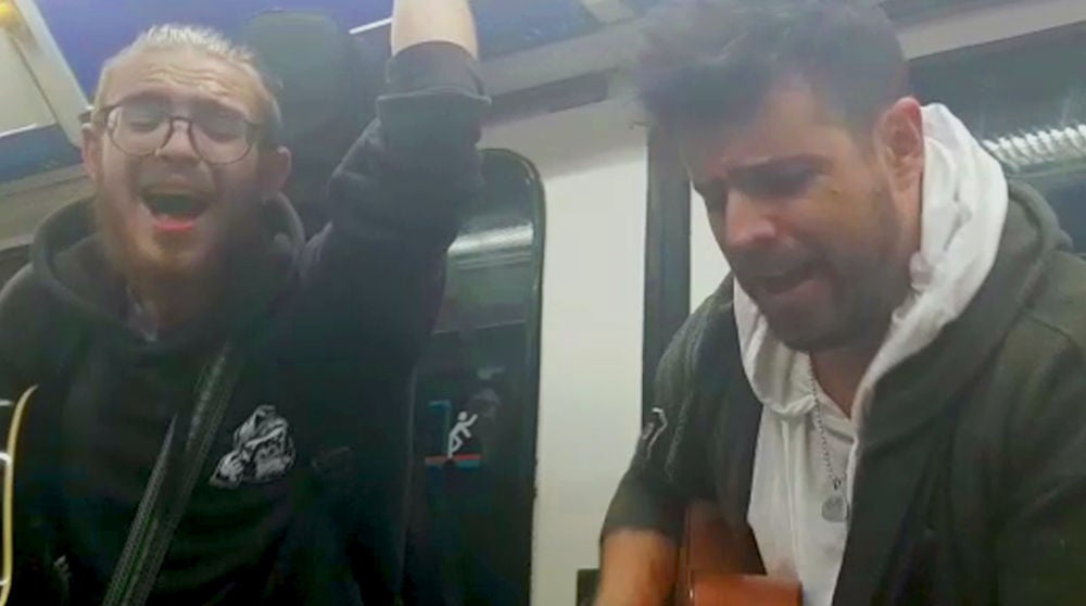 Pablo López sorprende en el Metro de Madrid con una improvisada actuación junto a Andrés Martín