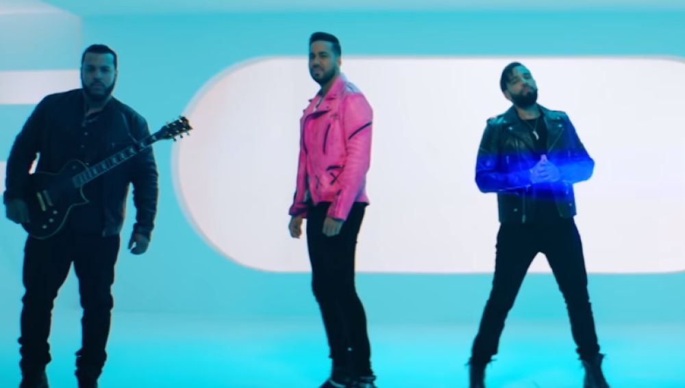 Romeo Santos y el resto de componentes del grupo Aventura en el vídeo de 'Inmortal'