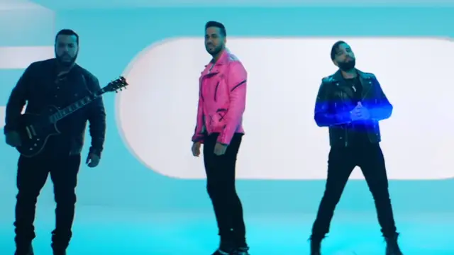 Romeo Santos y el resto de componentes del grupo Aventura en el vídeo de 'Inmortal'
