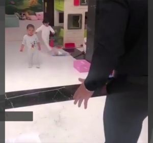 El niño juega a la pelota y ella con un carrito de la limpieza: el criticado vídeo de Cristiano Ronaldo El niño juega a la pelota y ella con un carrito de la limpieza: el criticado vídeo de Cristiano Ronaldo
