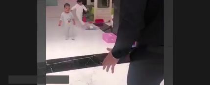 El niño juega a la pelota y ella con un carrito de la limpieza: el criticado vídeo de Cristiano Ronaldo