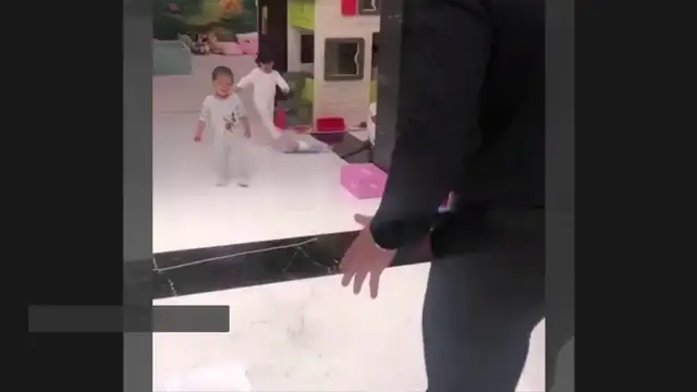 El niño juega a la pelota y ella con un carrito de la limpieza: el criticado vídeo de Cristiano Ronaldo