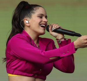 Rosalía durante un concierto. Rosalía durante un concierto.