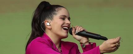 Rosalía durante un concierto. Rosalía durante un concierto.