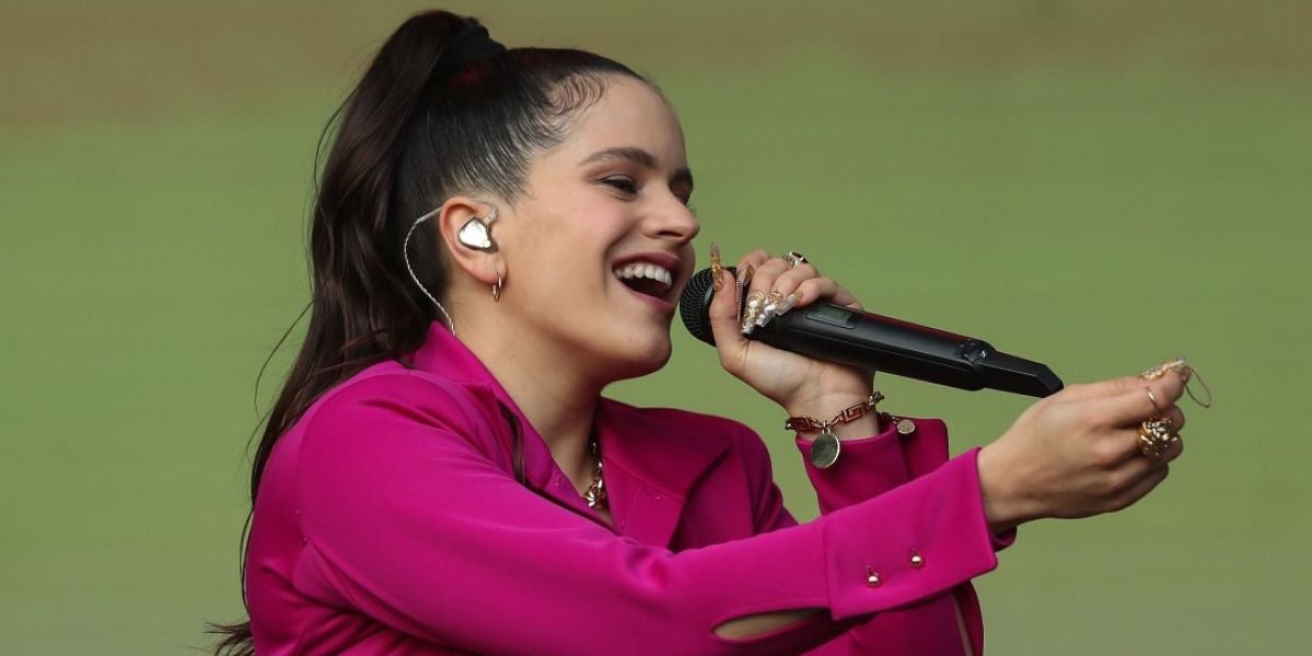 Rosalía durante un concierto