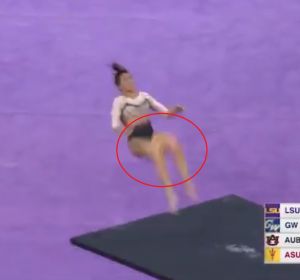 Una gimnasta se rompe las dos piernas al realizar un salto en competición Una gimnasta se rompe las dos piernas al realizar un salto en competición