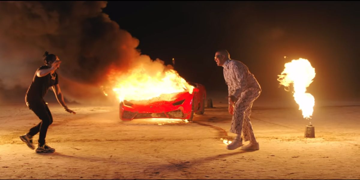 Bad Bunny y El Alfa en el videoclip de 'La Romana'.