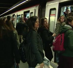 Aglomeraciones y largas esperas en la primera jornada de huelga del Metro de Barcelona Aglomeraciones y largas esperas en la primera jornada de huelga del Metro de Barcelona