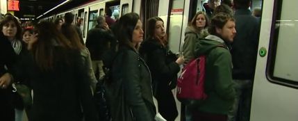 Aglomeraciones y largas esperas en la primera jornada de huelga del Metro de Barcelona