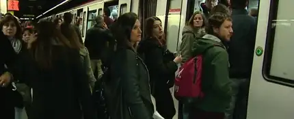 Aglomeraciones y largas esperas en la primera jornada de huelga del Metro de Barcelona Aglomeraciones y largas esperas en la primera jornada de huelga del Metro de Barcelona