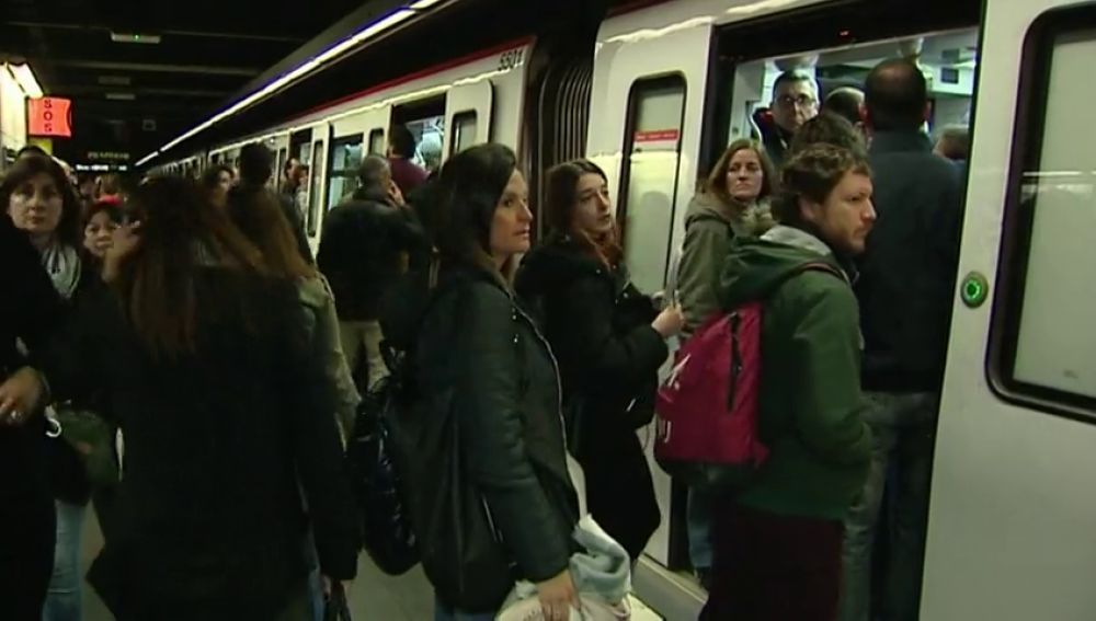 Aglomeraciones y largas esperas en la primera jornada de huelga del Metro de Barcelona