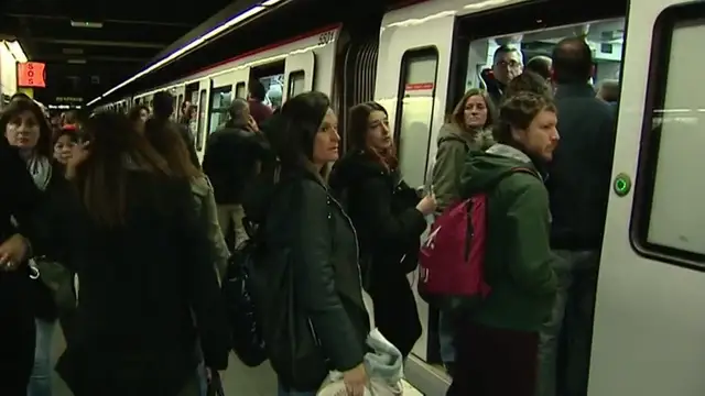 Aglomeraciones y largas esperas en la primera jornada de huelga del Metro de Barcelona