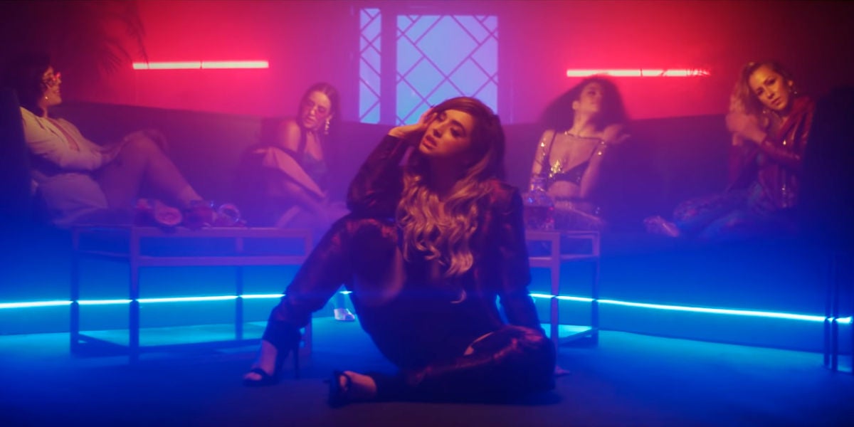 Lola Índigo en el vídeo de 'El Humo'