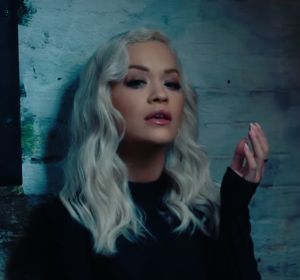 Rita Ora en el vídeo de 'Carry On' Rita Ora en el vídeo de 'Carry On'
