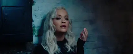 Rita Ora en el vídeo de 'Carry On' Rita Ora en el vídeo de 'Carry On'