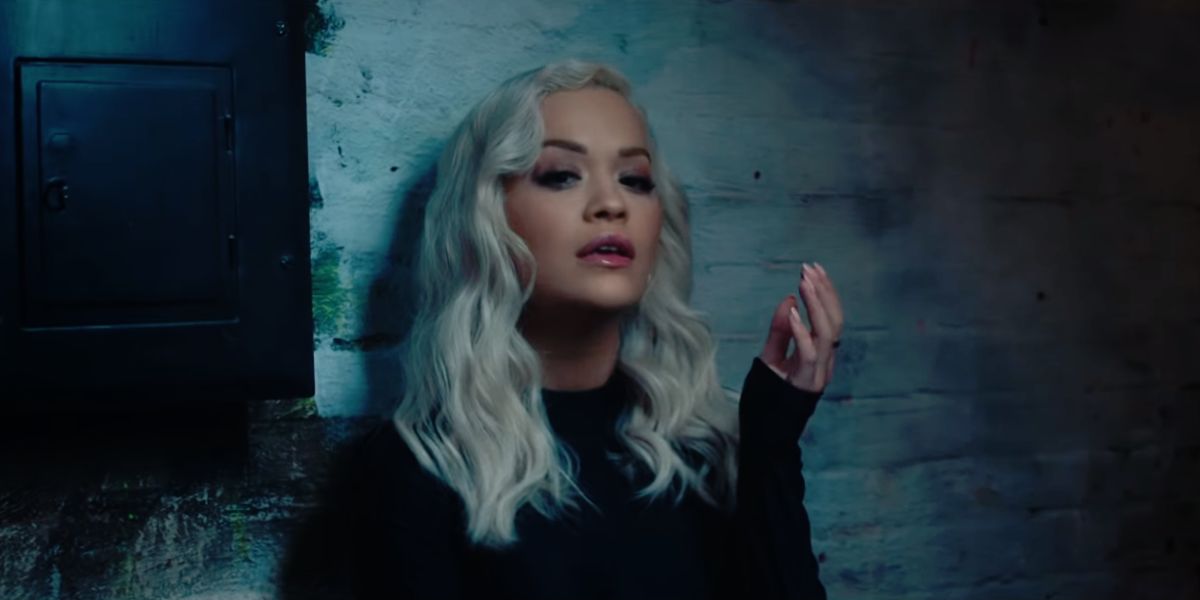 Rita Ora en el vídeo de 'Carry On'