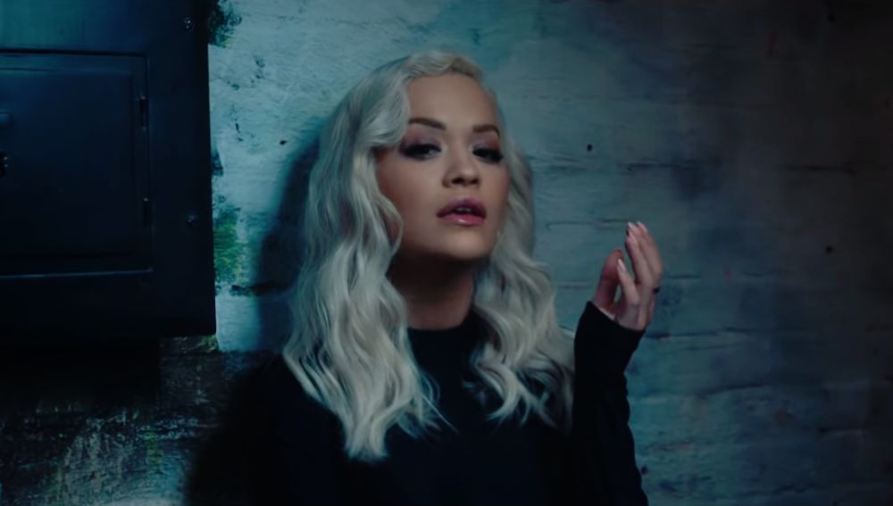 Rita Ora en el vídeo de 'Carry On'