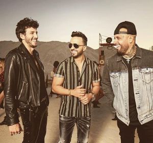Sebastián Yatra, Luis Fonsi y Nicky Jam durante el rodaje del videoclip de 'Date La Vuelta' Sebastián Yatra, Luis Fonsi y Nicky Jam durante el rodaje del videoclip de 'Date La Vuelta'
