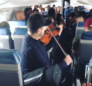 El músico tocando en pleno vuelo El músico tocando en pleno vuelo