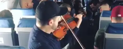 El músico tocando en pleno vuelo El músico tocando en pleno vuelo