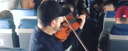 El músico tocando en pleno vuelo El músico tocando en pleno vuelo