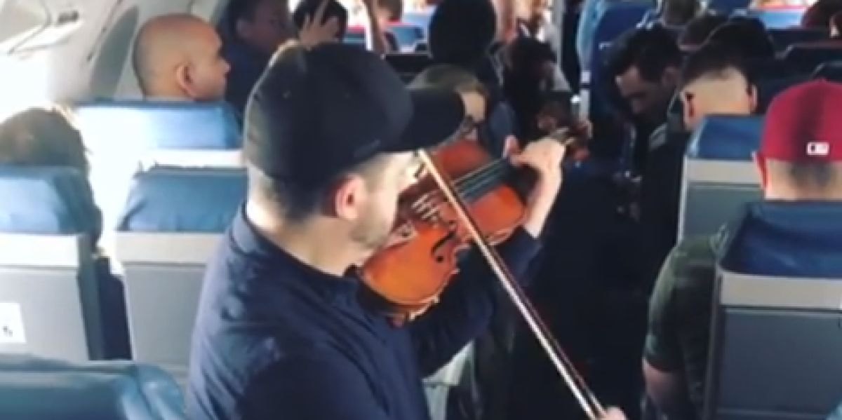 El músico tocando en pleno vuelo