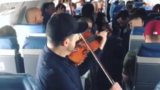 El músico tocando en pleno vuelo
