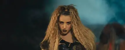Lola Indigo en el videoclip de 'Maldición' Lola Indigo en el videoclip de 'Maldición'