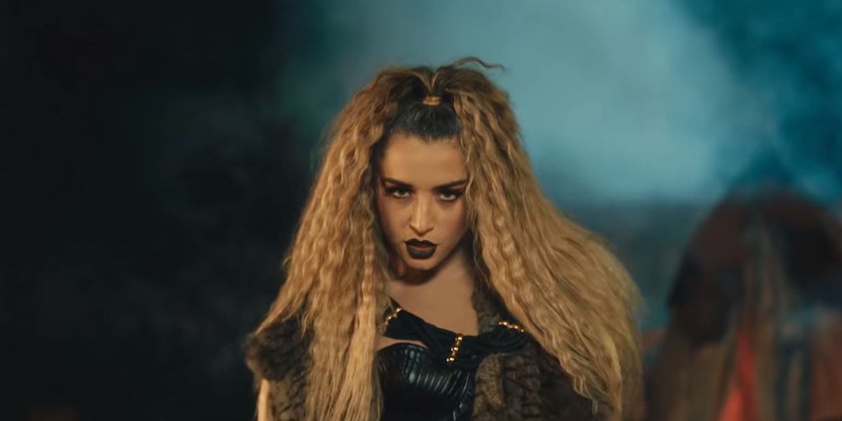 Lola Indigo en el videoclip de 'Maldición'