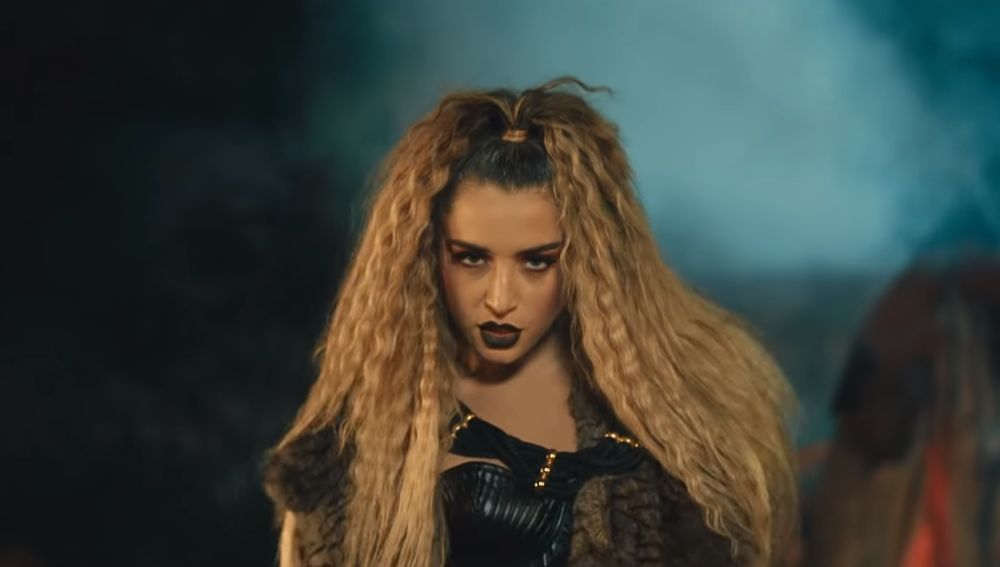 Lola Indigo en el videoclip de 'Maldición'