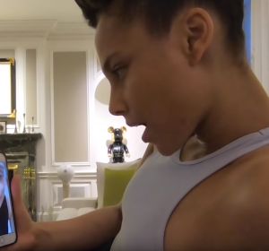 Alicia Keys hablando con Rosalía Alicia Keys hablando con Rosalía