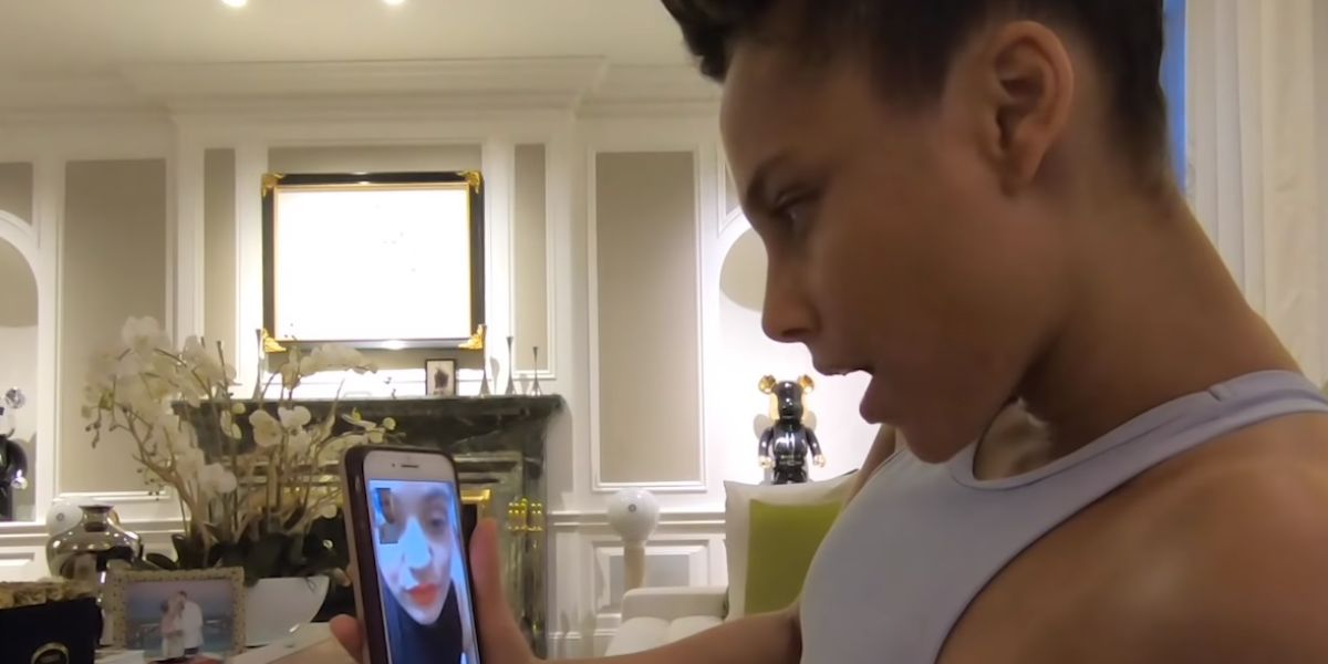 Alicia Keys hablando con Rosalía