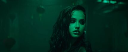 Becky G en el videoclip de 'Next To You'