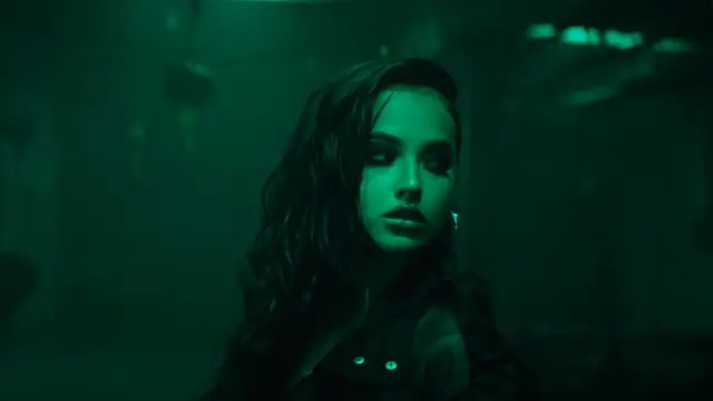 Becky G en el videoclip de 'Next To You'