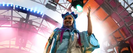 Cardi B durante su actuación en el Revolve Festival Cardi B durante su actuación en el Revolve Festival