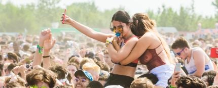 Gente joven disfrutando en un festival