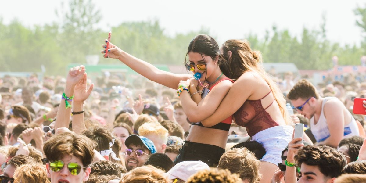 Gente joven disfrutando en un festival