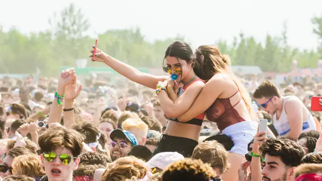 Gente joven disfrutando en un festival