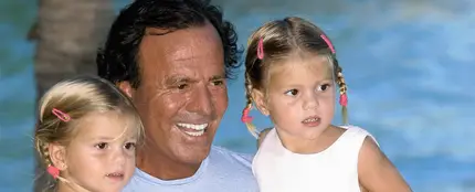 Julio Iglesias con sus hijas Victoria y Cristina Julio Iglesias con sus hijas Victoria y Cristina