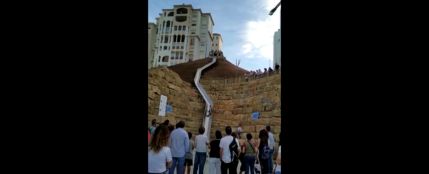 Polémica en Estepona por la peligrosidad del tobogán urbano más largo de España