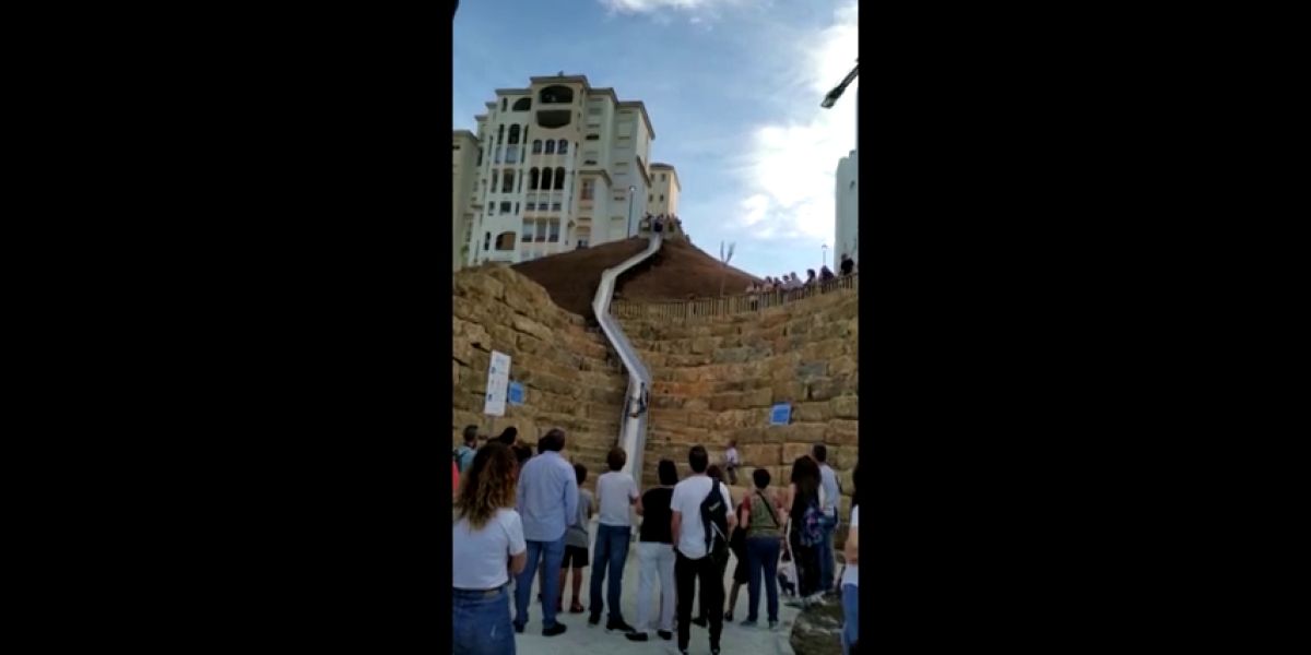 Polémica en Estepona por la peligrosidad del tobogán urbano más largo de España