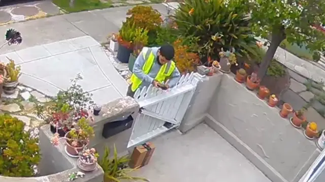 Pillan a un repartidor falseando la entrega de un paquete para quedárselo