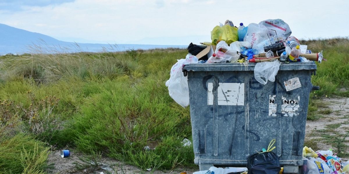 Bolsas de plástico en contenedor de basura