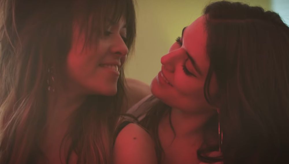 Vanesa Martín y Adriana Ugarte en el videoclip de 'De tus ojos'
