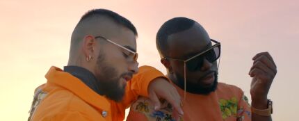 Maluma y GIMS en el videoclip de 'Hola Señorita (Maria)'