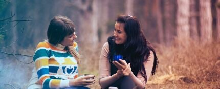 Dos chicas sentadas en el bosque